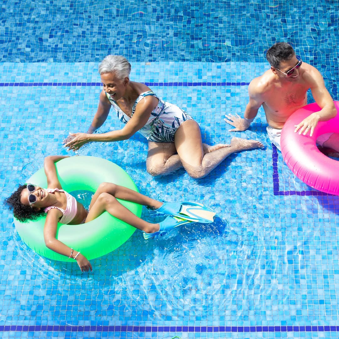Multigenerational family enjoying luxury resort pool – Ooh Lala Experiences