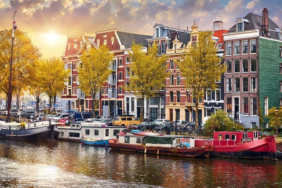 Cover_Amsterdam_999a2ab784-e1762502516587